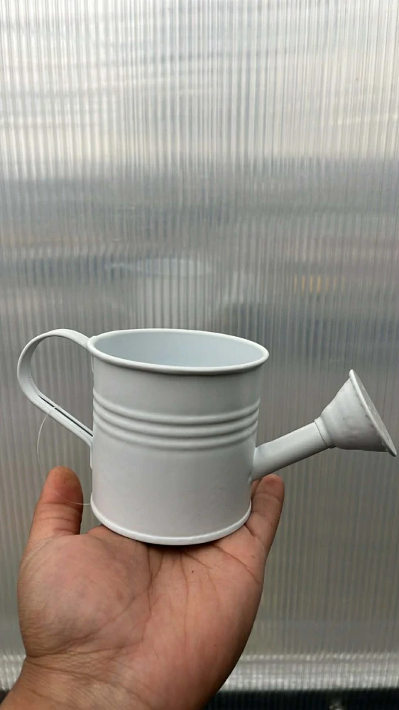 Plechová konev s kropítkem bílá 8x18x8cm