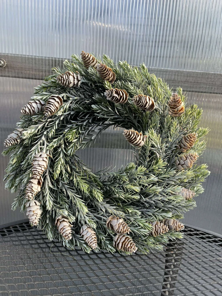 Dekorativní věnec - šišky 33cm