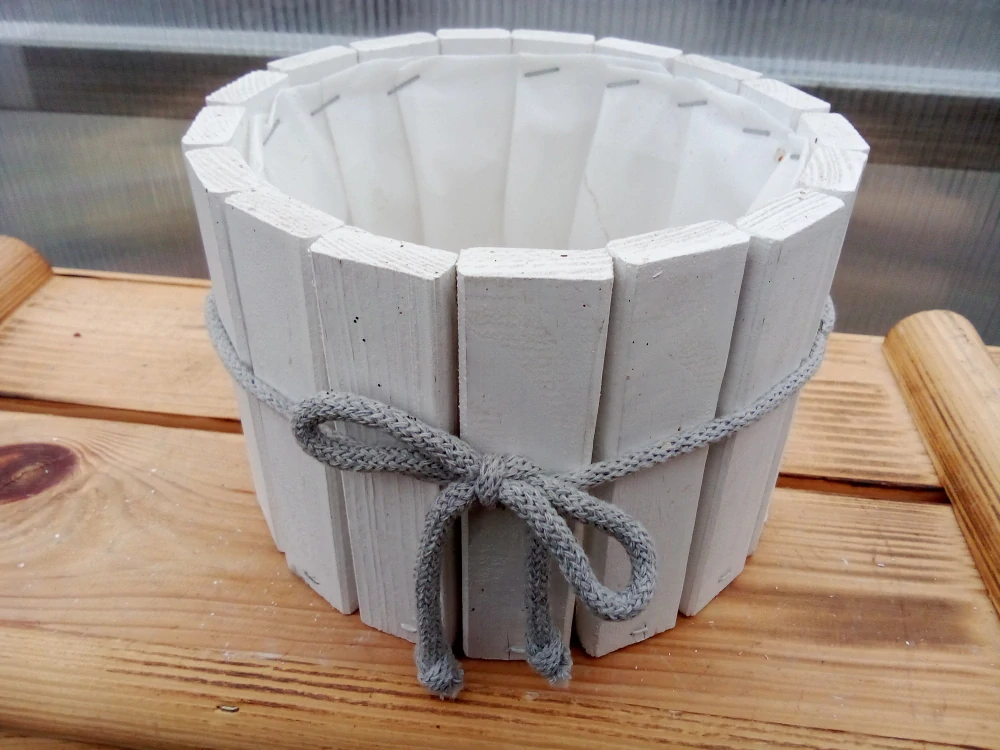 Dřevěný dekorační  květináč-  bílý 18x12cm