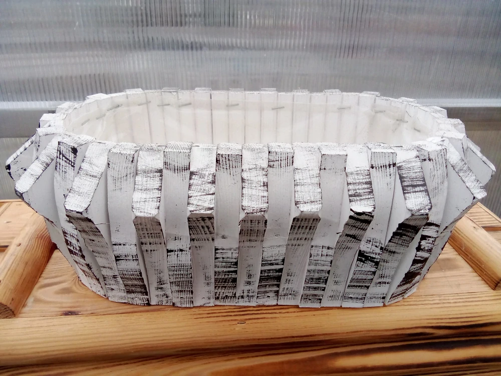 Dřevěný dekorační truhlík  oval- bílo-černý 38x23x13cm