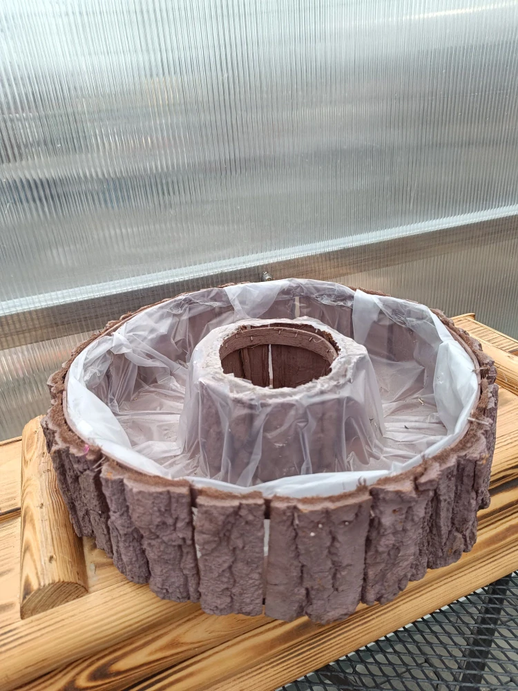 Dřevěný dekorační truhlík  kulatý -řez stromu- hnědá 32x9cm