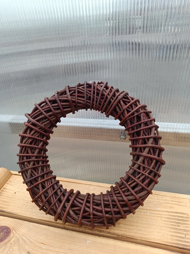 Proutěný věneček tmavý 30cm
