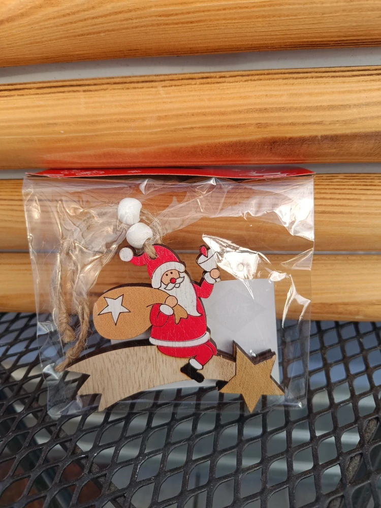 Vánoční dekorace - Santa Klaus sedící  na hvězdě -  s provázkem 