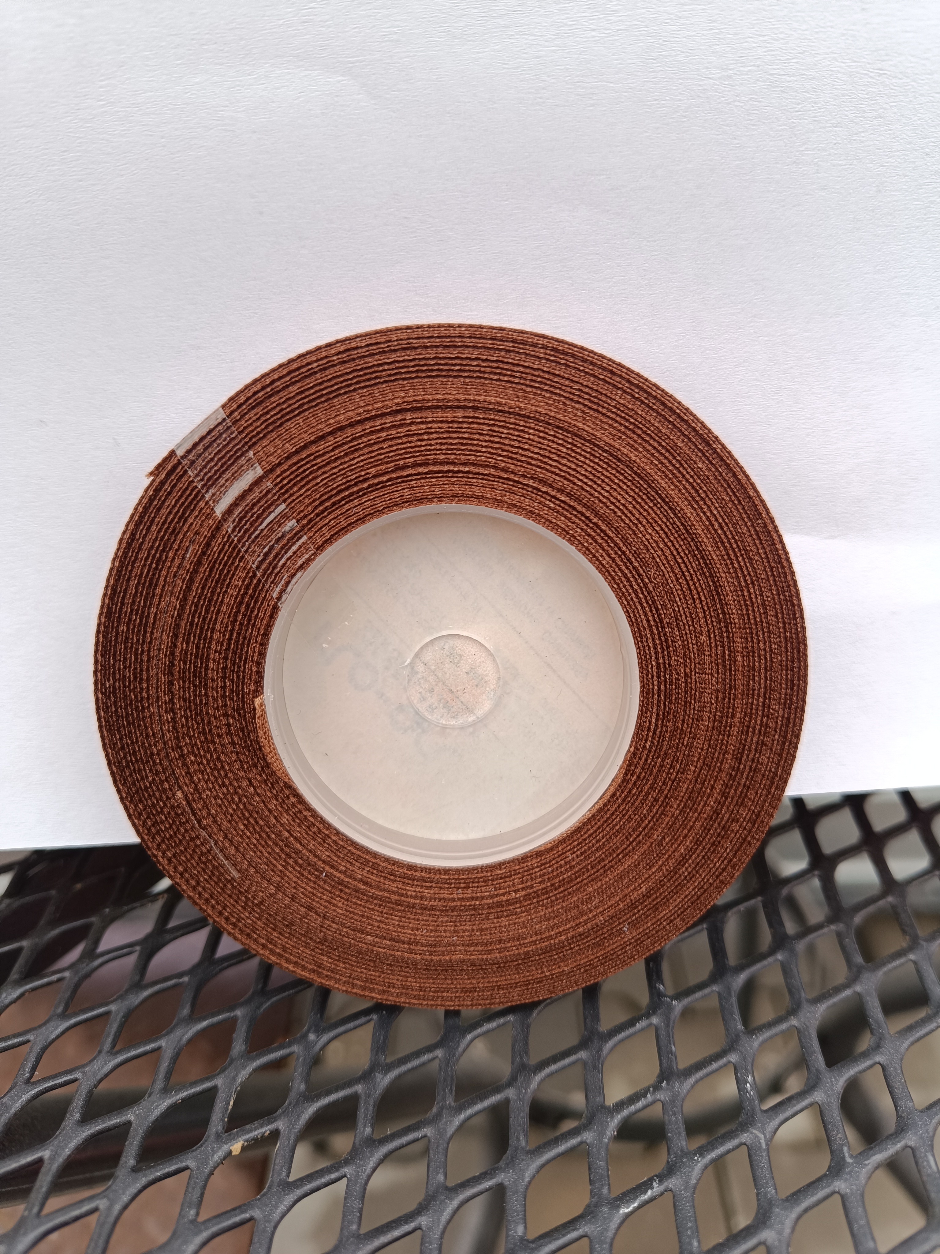 Dekorační stuha saténová - hnědá 6,5mm x 35m