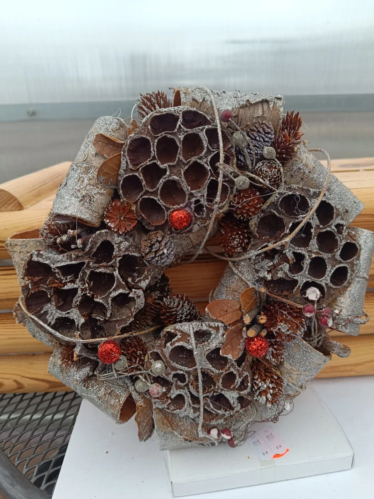Vánoční věnec - s dekorací (dřevo, červené kuličky..) 24cm