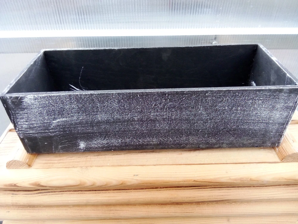 Dřevěný truhlík černý 39cm