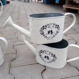 Dekorativní konev Hrdličky - plech -15cm