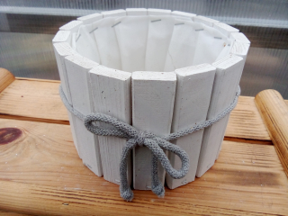 Dřevěný dekorační  květináč-  bílý 18x12cm