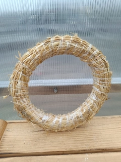 Slaměný věneček 26cm