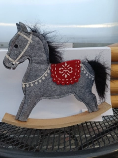 Dekorace -  houpající koník šedý- 22cm